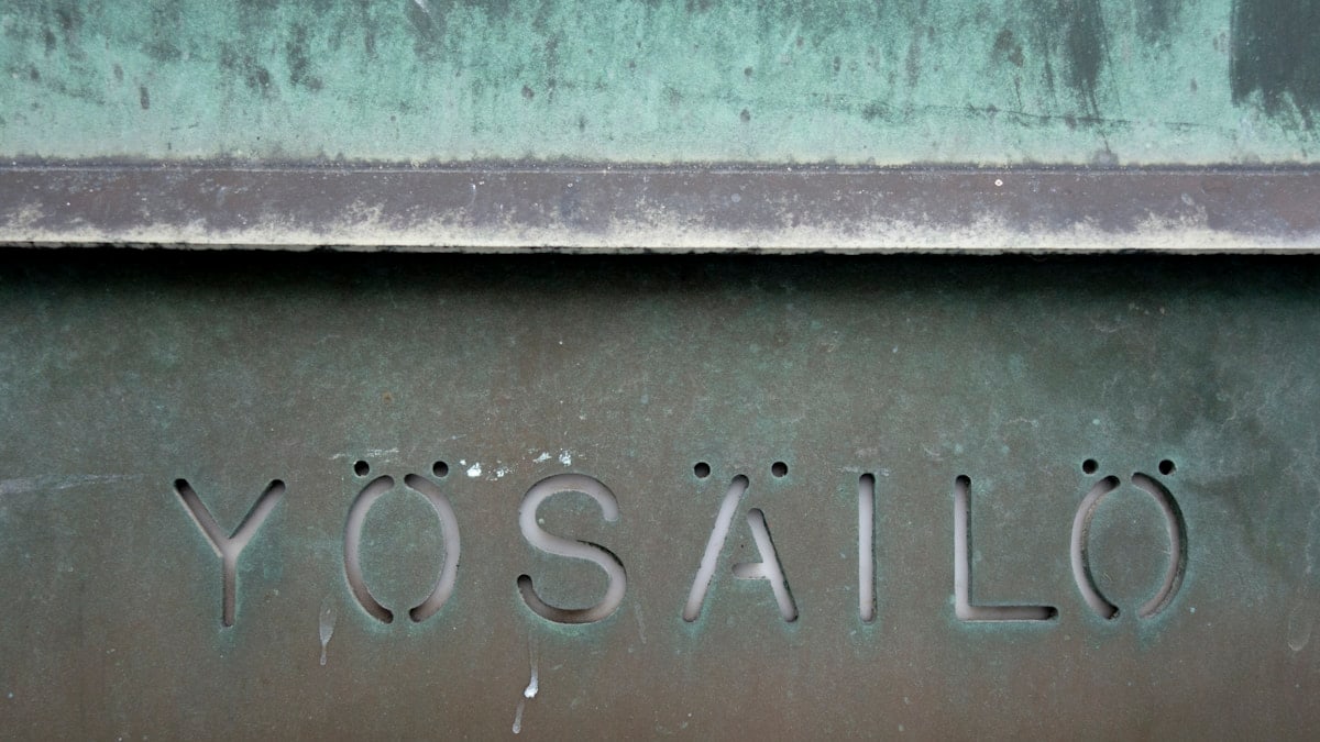 Yösäilö text - old bank night safe.